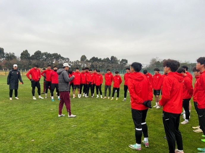 上海海港B队抵达云南昆明海埂基地，正式开启为期三周的冬训