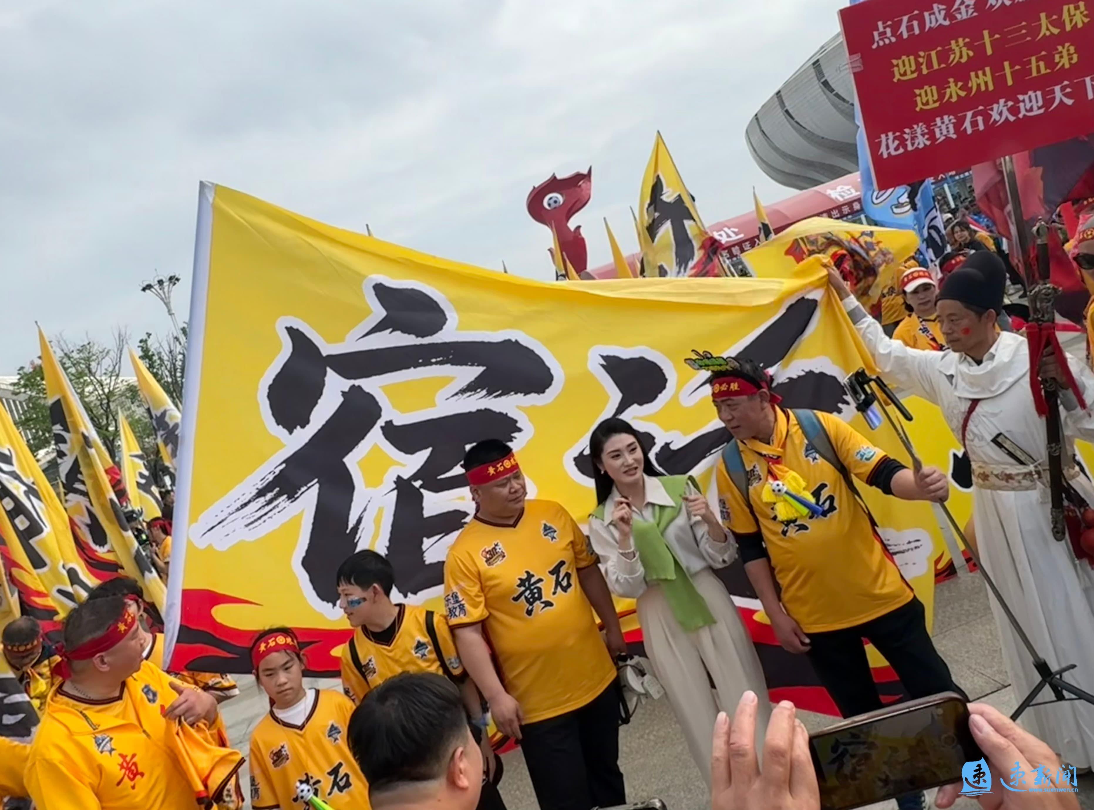 开云移动端-“楚超”揭幕战今晚打响,宿迁球迷千里赴约为黄石加油